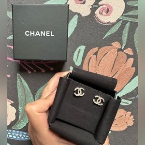 ✅ CHANEL - AUTHENTIC - new in box - CC Earrings